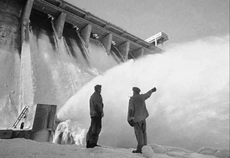 Плотина Братской ГЭС в 1968 году