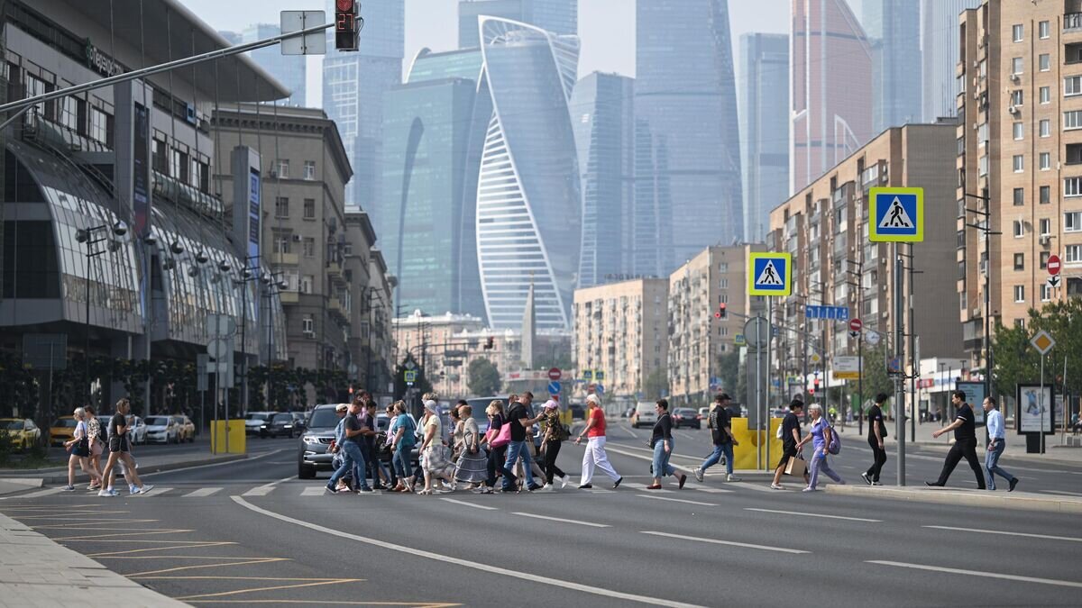    Люди переходят дорогу на Большой Дорогомиловской улице в Москве© РИА Новости / Григорий Сысоев