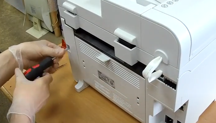 Фото 6. Выкручиваем винты