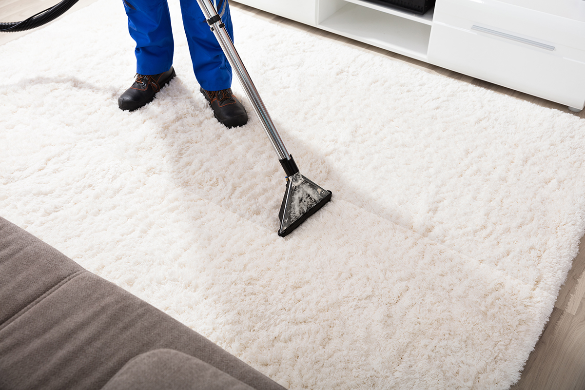 Если у вас аллергия на пыль, избегайте ковровых покрытий и текстиля в целом: вместо него в интерьере можно использовать экокожу, а на пол положить камень, плитку или дерево.