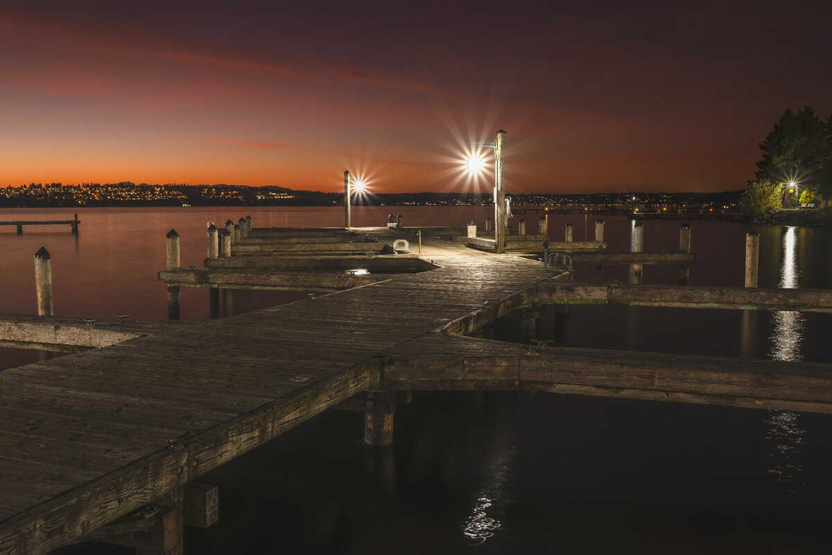 <a href="https://ru.freepik.com/free-photo/beautiful-shot-of-an-illuminated-wooden-pier-in-the-lake-around-the-city-at-night_9283378.htm#query=%D0%BD%D0%BE%D1%87%D1%8C%D1%84%D0%BE%D0%BD%D0%B0%D1%80%D0%B8&position=12&from_view=search&track=ais">Изображение от wirestock</a> на Freepik