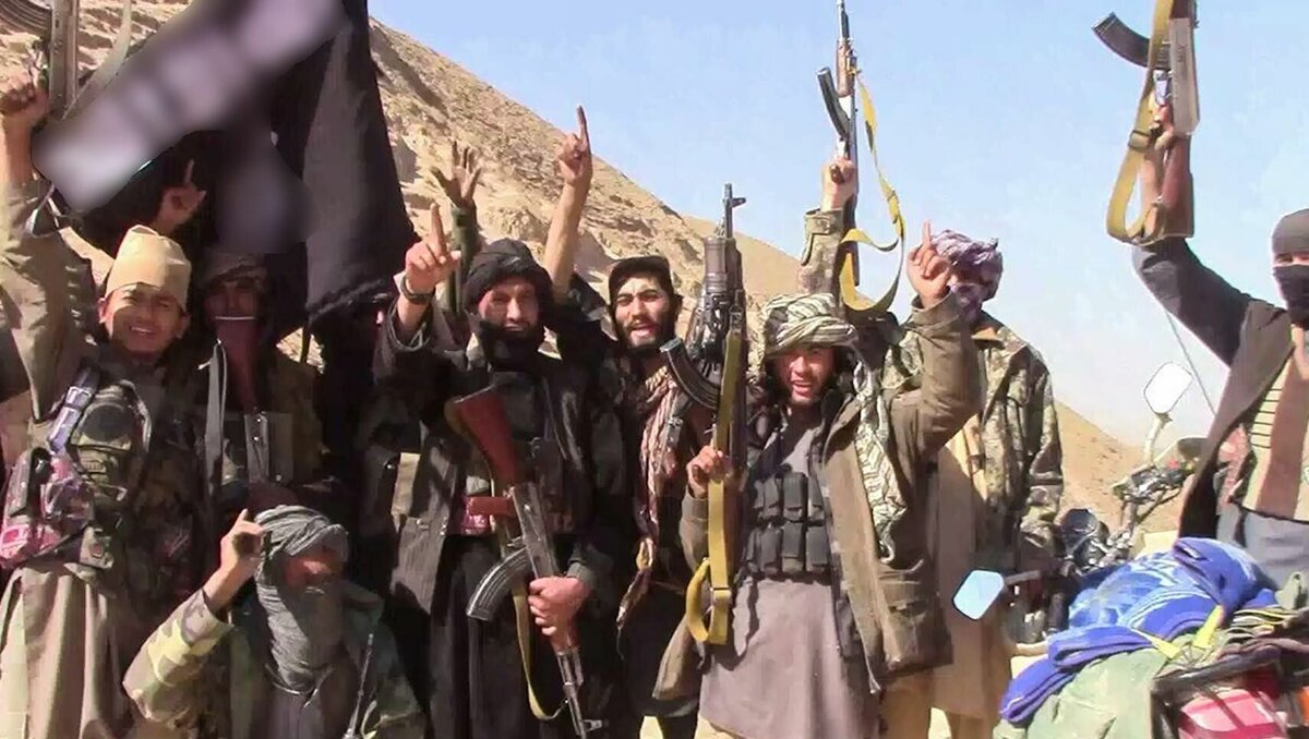     В понедельник, 21 ноября, в Грозном произошло очередное вооруженное нападение на сотрудника полиции, в результате которого он и нападавший погибли. Главная версия случившегося — причастность преступника к одной из запрещенных в России экстремистских организаций.