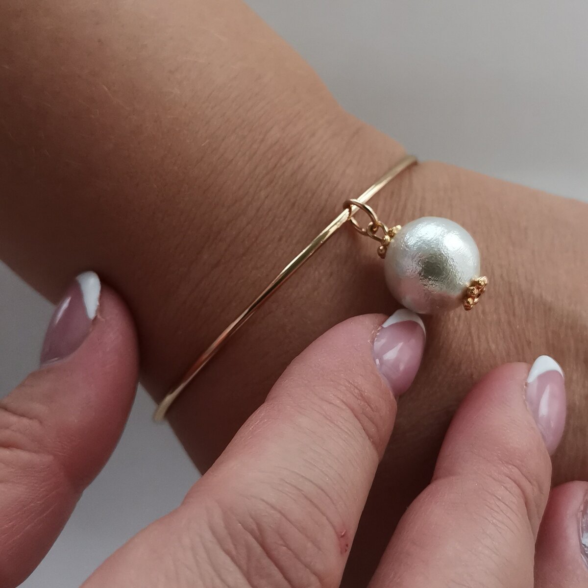 Позолоченный браслет с белым жемчугом, дизайн LARA.FA jewelry