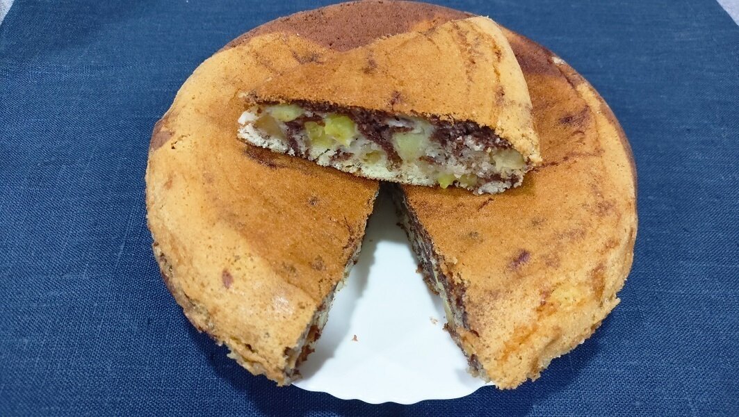    Шарлотка с яблоками - зебра в мультиварке