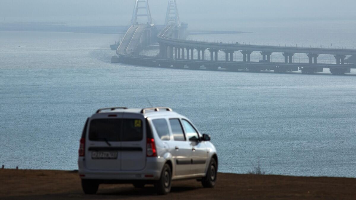    Вид на Крымский мост с Крымского полуострова© РИА Новости / Виталий Тимкив