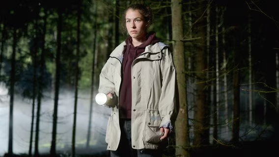 Кадр из фильма Schweigend steht der Wald. Режиссер: Сарализа Фольм. Оператор: Roland Stuprich. Производство: arte, Bayerischer Rundfunk (BR), Hessischer Rundfunk (HR), if.. Productions, Poison GmbH, Saarländischer Rundfunk (SR)