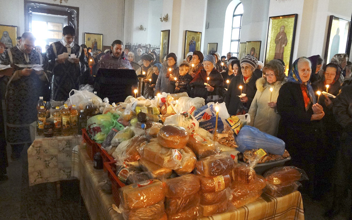 Можно ли во время поминок. Продукт Церковь. Продукты на поминальный стол в церкви. Поминальный столик в храме. Столик для поминания в церкви.