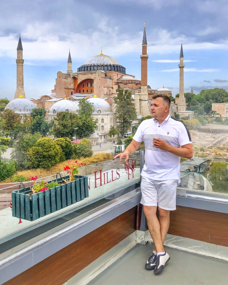 Аля-София теперь мечеть. Вход бесплатный, но фрески завешаны.