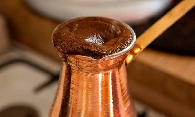 Кофе в правильной турке, где горлышко на 20% уже дна. Если у вас турка «бутылочное горлышко» — не переживайте. У нас заранее смолотый кофе — так что это не проблема. Источник фото: таберакофе. 