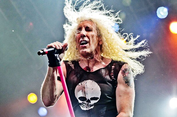  Dee Snider
Группа Twisted Sister Будучи продуктом нью-йоркской роковой сцены начала 70-х годов, эта группа изначально ориентировалась на творчество New York dolls, Kiss и Alice Cooper. Несмотря на хороший потенциал, "Twisted Sister" смогли сделать серьёзный прорыв только почти через десять лет после начала своей карьеры. Основанная в декабре 1972-го гитаристом Джеем Джеем Френчем, команда сперва специализировалась на глэм-роковых каверах. http://twisted-sister.ru 
Популярность "сестрёнок" росла довольно медленно, и одной из причин тому была текучка кадров. Относительно стабильный состав сформировался только в конце 1975-го, когда в группе появились гитарист Эдди Ойеда, басист Кеннет Харрисон Нил и барабанщик Кевин Джон Грэйс.

А вот с вокалистами Twisted Sister так и испытывали постоянные проблемы, пока команду не возглавил Dee Snider. Ди оказался не только отличным фронтменом и шоуменом, но и талантливым композитором. Снайдер взвалил на себя обязанности по написанию львиной доли материала и довольно быстро вывел группу на передний край местной сцены. При участии нового ударника Тони Петри в мае 1978-го прошли сессии, материал с которых был издан впоследствии как Club Daze Volume 1 The Studio Sessions.

Постепенно "Twisted Sister" перешли от простого глэма к хард-року, и большую роль в этом сыграл экс-басист Dictators Марк Мендоза по прозвищу "Животное". В 1980-м вышел первый сингл, I'll never grow up now!, а за ним последовал еще один, Bad Boys of Rock'n'Roll. Оба были изданы собственным лейблом группы, TSR, но солидные компании продолжали отворачиваться от "Twisted Sister". Лишь в 1981 году небольшая фирма Secret records рискнула сделать попытку, выпустив в Англии 4-трековый EP Ruff Cuts. Только после этого "сестрёнки" отправились на берега Туманного Альбиона записывать долгожданный дебютный альбом.

Сессии проходили при участии нового ударника Эй Джей Перо, а заправлял действом Пит Уэй из UFO. Несмотря на то, что саунд Under the Blade был довольно посредственный (всё же это был первый опыт Уэя в качестве продюсера), альбом привлёк внимание Atlantic records и "Twisted Sister" вышли теперь на "мажорный" уровень. В 1983-м группа вломилась в чарты с альбомом You can't Stop Rock'n'Roll, сопровождаемым синглом и клипом на заглавную композицию.

Однако настоящий успех музыканты испытали с выходом диска Stay Hungry, занявшим хорошие позиции в хит-парадах многих стран. Такие суперхиты как We're not Gonna Take it постоянно крутились в эфире и помогли пластинке завоевать мультиплатиновый статус. Однако "Twisted Sister" недолго пришлось наслаждаться успехом, и уже следующее их творение публика встретила довольно прохладно. Турне в поддержку Come Out and Play было провалено, и положение не спасло даже переиздание Under the Blade с бонусом в виде I'll never grow up now. После ухода Перо отношения в коллективе накалились до предела, и Снайдер пытался выгнать даже самого Френча.

Вышедший в 1987-м Love is for suckers (записанный с Джоем Франко на ударных) стал последним релизом "Twisted sister", и вскоре после его выхода группа распалась. В последующие годы Ди Снайдер основал пару проектов, Desperado и Widowmaker, но оба они оказались недолговременными. Волна реюнионов, прокатившаяся на стыке тысячелетий не обошла и "Twisted sister". Музыканты забыли былые распри и вновь начали давать концерты, а в 2004-м переиздали с бонусами свой лучший альбом Still hungry в собственной продюсерской обработке.

Дискография:

Under The Blade - 1982
You Can't Stop Rock'N'Roll - 1983
Stay Hungry - 1984
Come Out And Play - 1985
Love Is For Suckers - 1987
Big Hits And Nasty Cats - 1992
Live At Hammersmith + Bonus (2 CD) - 1995
Club Daze Vol.1 & Vol.2 - 2002
Still Hungry - 2004
Twisted Christmas - 2006