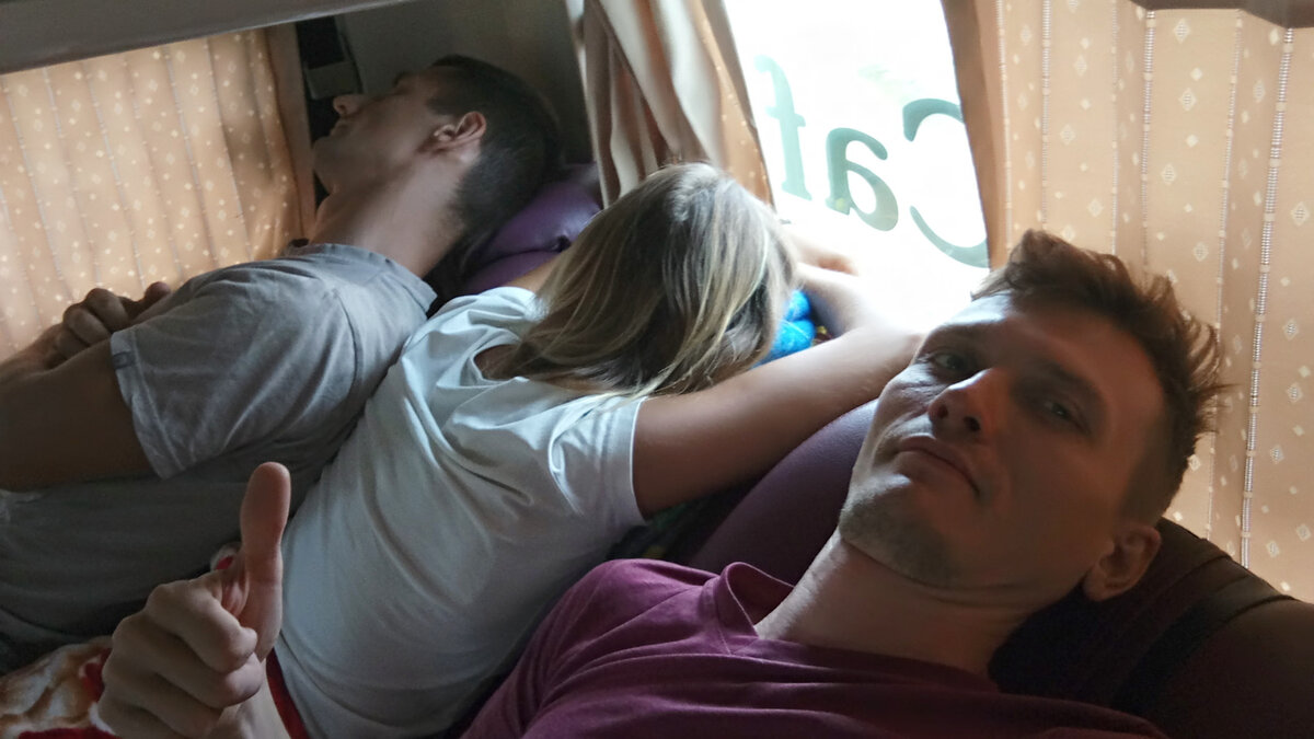 Лежим с попутчиками на задних местах слипера