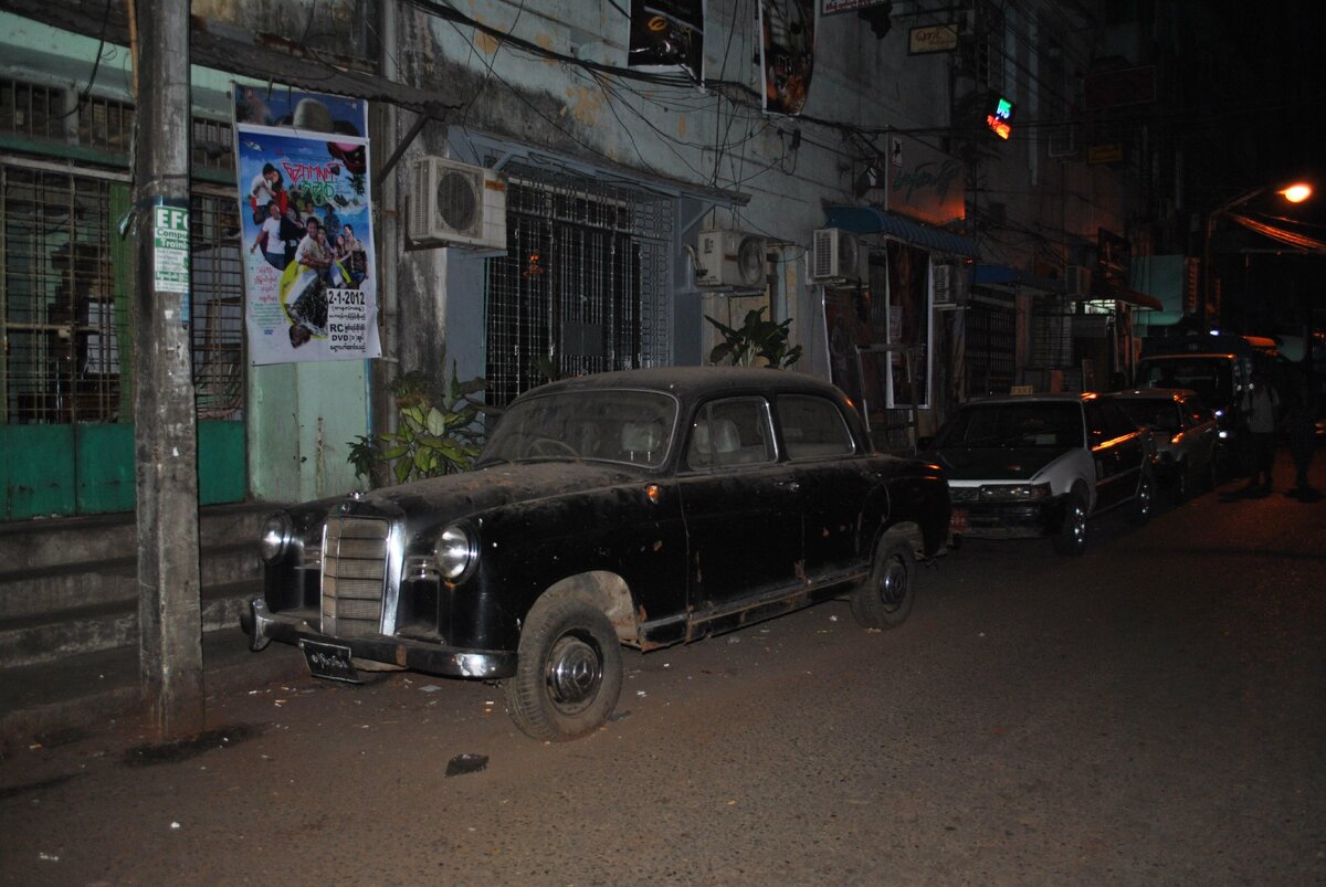 На ночной улице Янгона