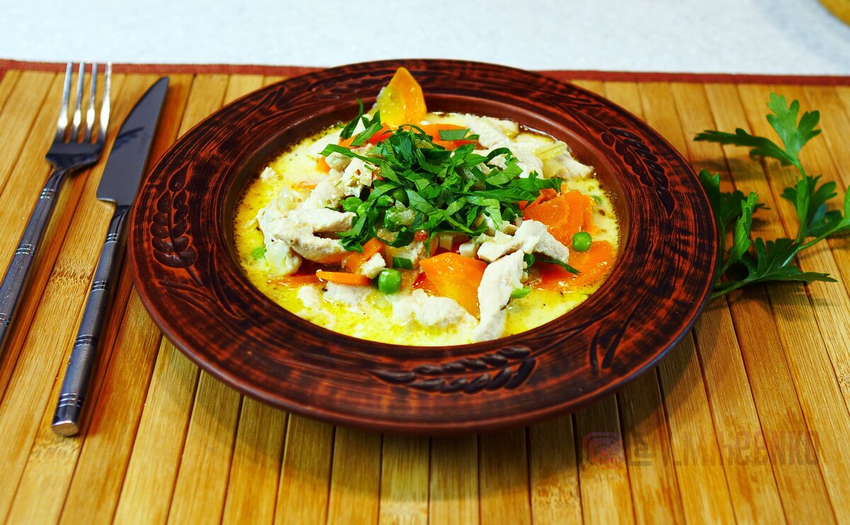 Фрикасе из курицы с овощами. Казуле французская кухня. Fricassee vector. Ruth Hansom's Watercress & Egg yolk Ravioli with Wild Mushroom Fricassee