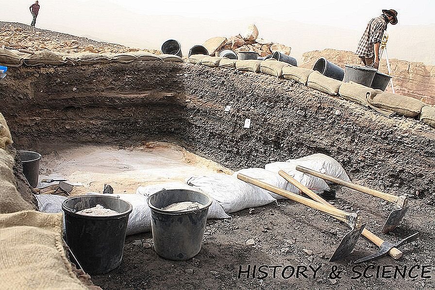 На этом снимке изображена траншея на холме рабов в конце раскопок. Черный материал - шлак, отходы медеплавильного производства в печах.