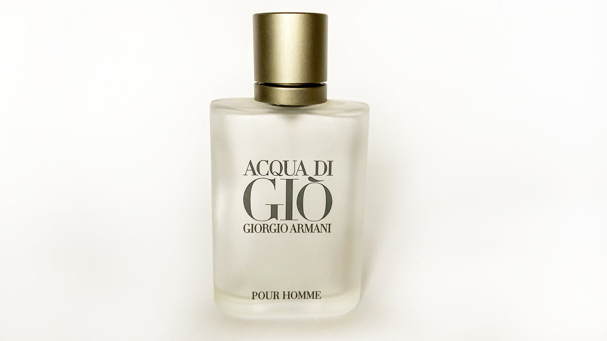 Флакон туалетной воды Acqua di Giò Pour Homme.