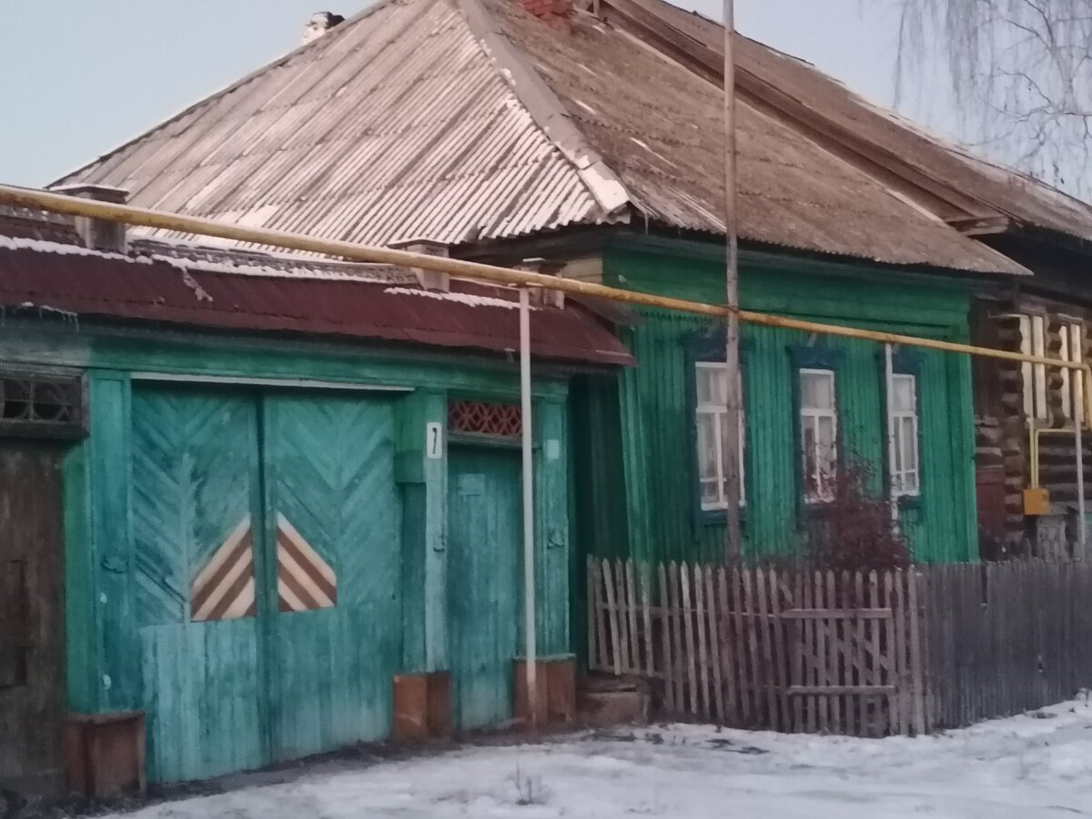 С виду сложно поверить, но высота потолков в этом доме не превышает двух метров.