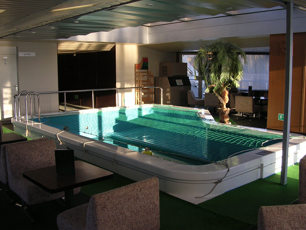 Бассейн на судне. 