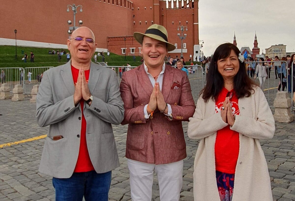 Основатели Йоги смеха Мадан и Мадури Катария и амбассадор Йоги смеха в СНГ Митя Ефимов. Москва, 2019 г.