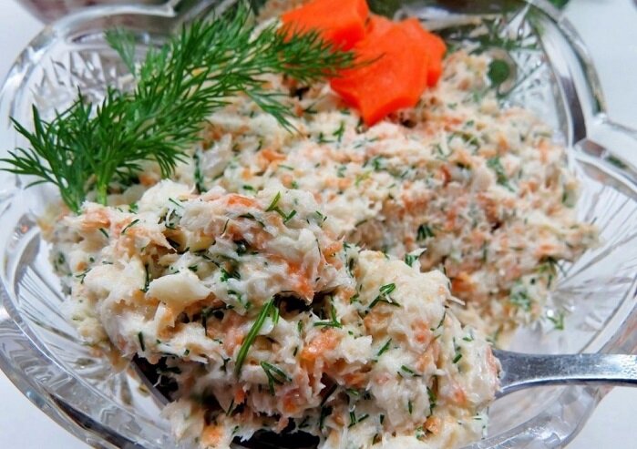 Я и подумать не могла, что из дешевой вареной рыбы можно приготовить вкуснейший салат. Рассказываю