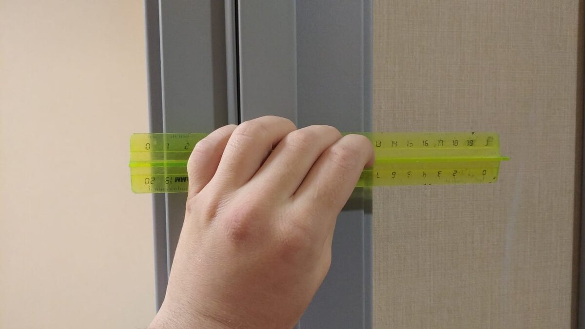 Около 13 сантиметров. И это с учётом косяка в дверном проёме