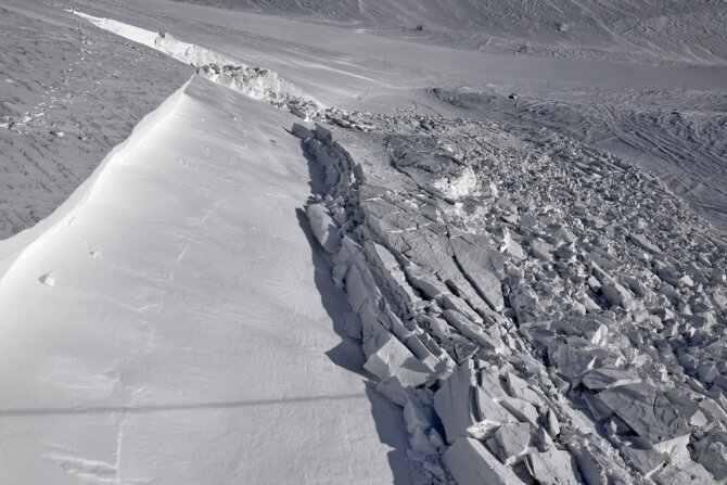 Пример схода «cнежной доски» на склоне крутизной около 25 градусов.  Особенностью пластовых лавин является их малозаметность. Отрыв пластовой лавины происходит на ограниченном пространстве, а ветер и снежная поземка очень быстро заметают следы сошедшей «cнежной доски». При этом, такие пластовые лавины несут смертельную опасность для здоровья людей. 