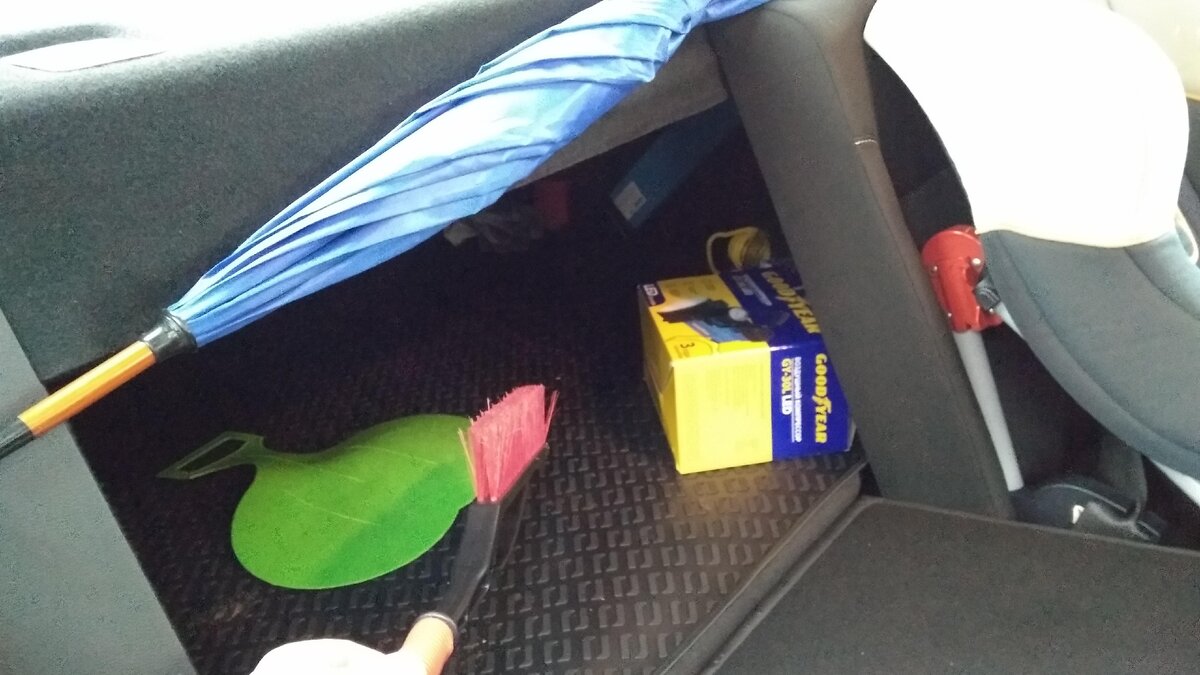 И через откинутое сиденье забираем щетку из багажника