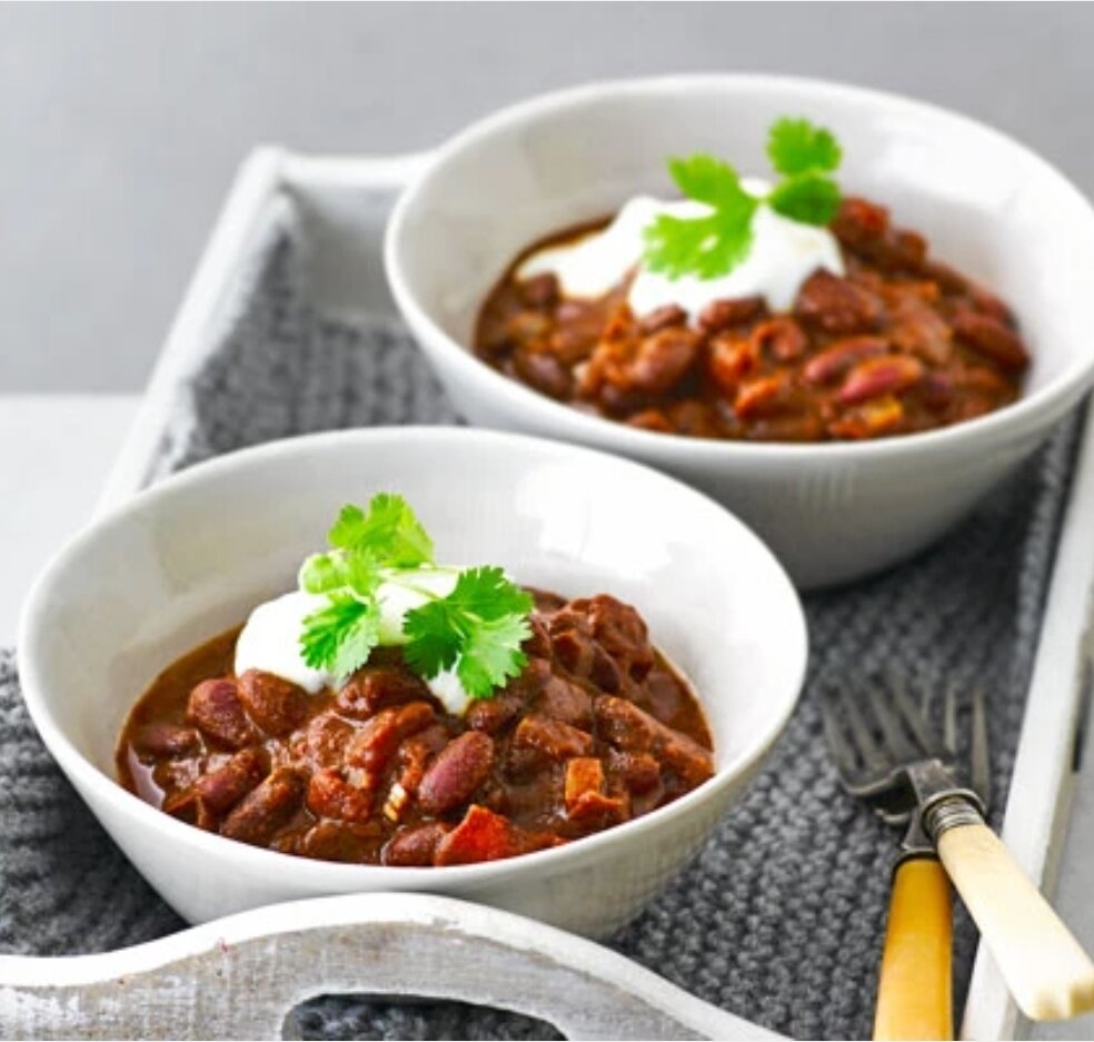 Если вы хотите очень быстро поужинать, попробуйте вегетарианский перец чили из фасоли Джека Монро - отличный способ получить 2 из ваших 5-дневных рационов в середине недели в микроволновой печи.