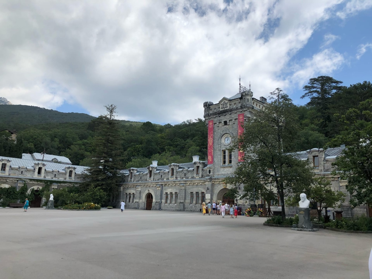 Вид на главное здание Массандры