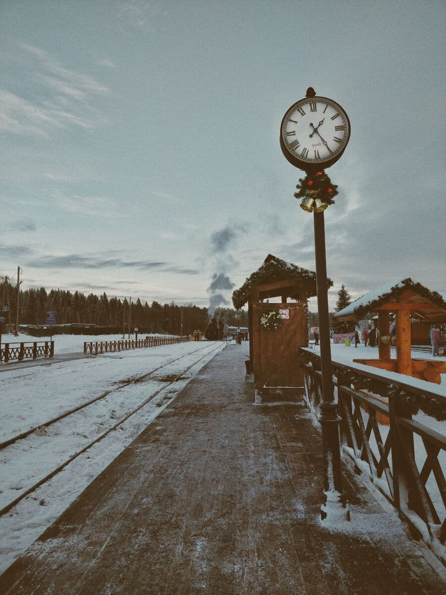 Красиво, почему-то напоминает платформу 9 ¾.