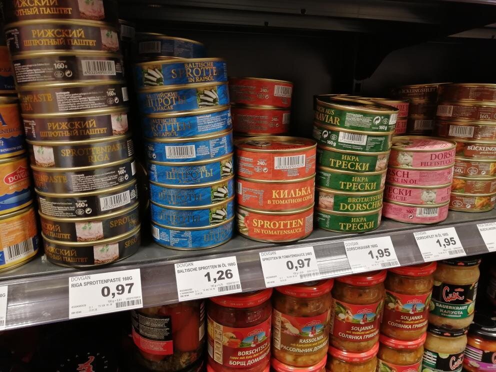 Для "скучающих" по России специально есть русские деликатесы. Одна баночка почти за 100 рублей. Фото: Александры Владимировой.