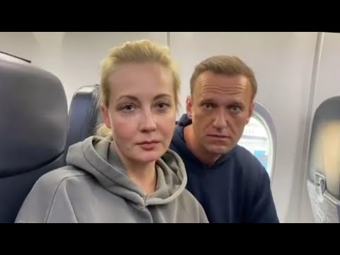 Фото из открытых источников. Возвращение Навального "Мальчик, водочки нам принеси"