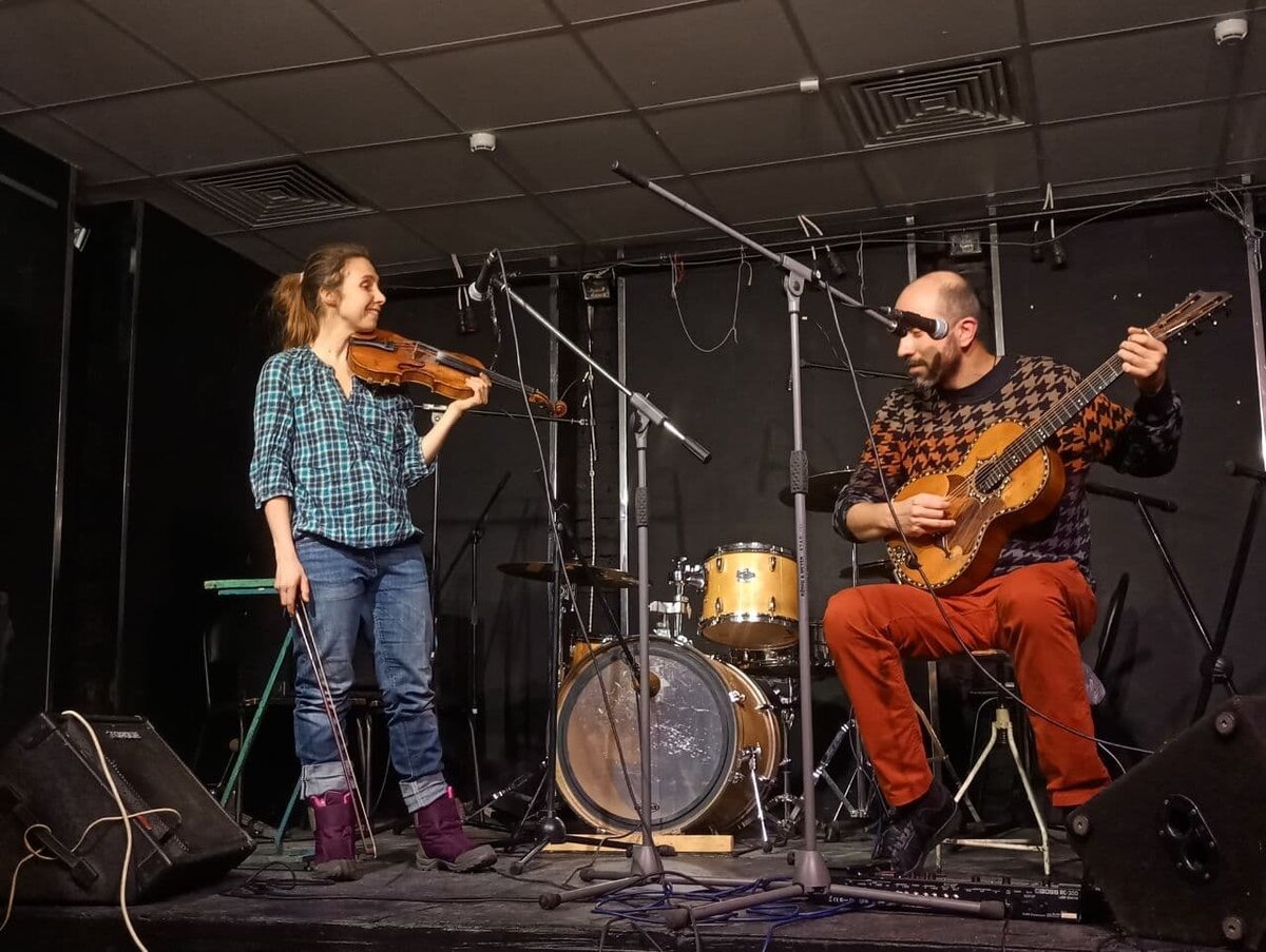 Гитарист Иван Жук на вечере в поддержку Азата