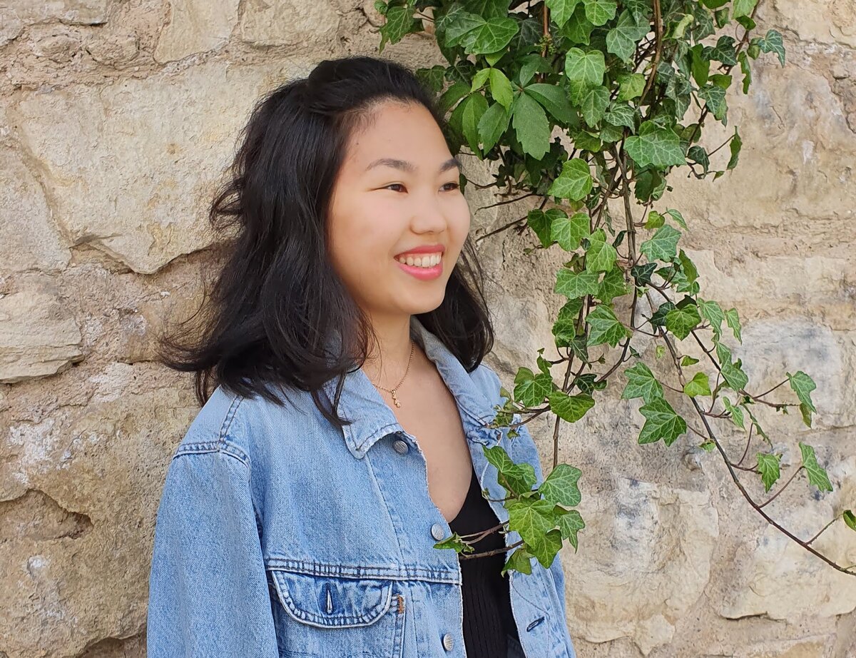 А еще я не трачу время на макияж, 5 минут, и готово. На фото на мне тушь, чуть пудры и чуть помады.