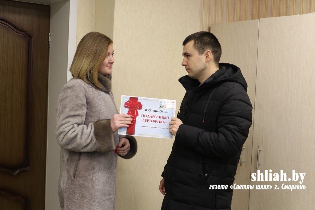 Сергей ГРИНЧУК вручает сертификат Наталии ЕРМАК.