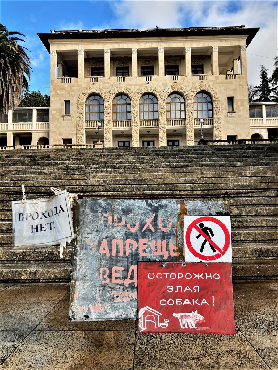 Местами правда не пройти, если не хочешь знакомиться с зверем на картинке.