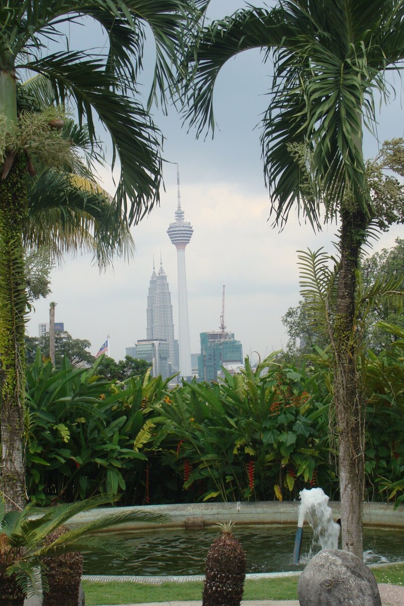 Отсюда башня кажется выше, чем башни Петронас. На самом деле башня стоит на холме и находится ближе к точке съёмки. 