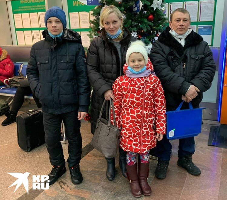 Мать Дани с новой семьей/ Источник: kp.ru