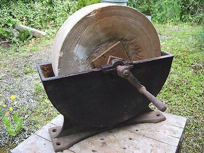 Точильный круг на станине