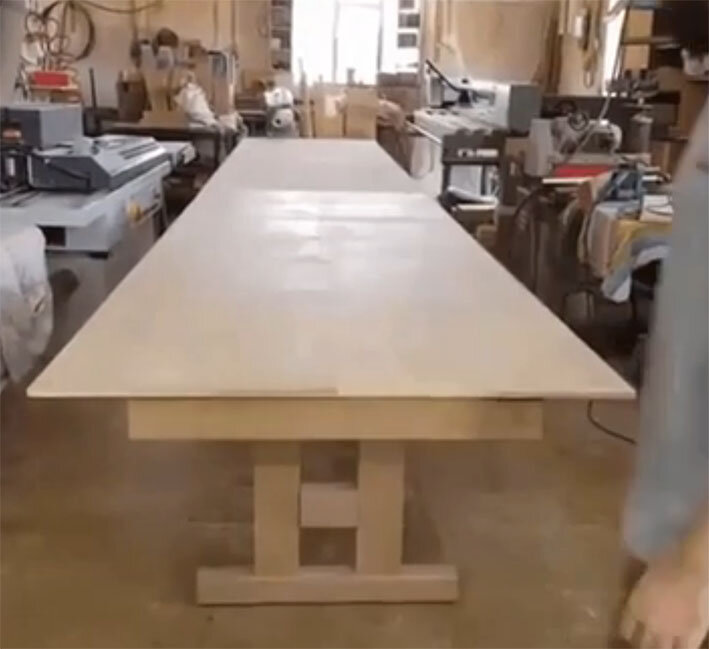 Демонстрируется длинный раздвижной стол на стадии его изготовления