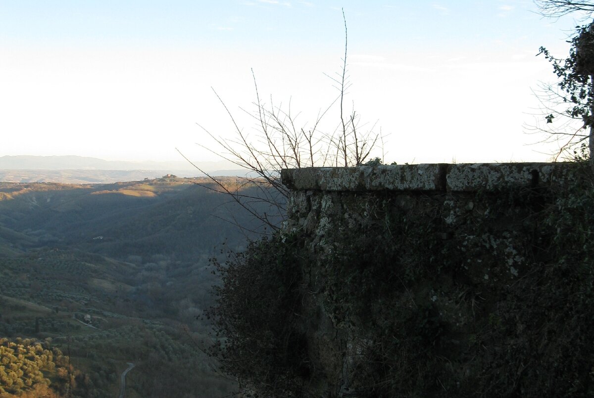 Город расположился на высокой скале