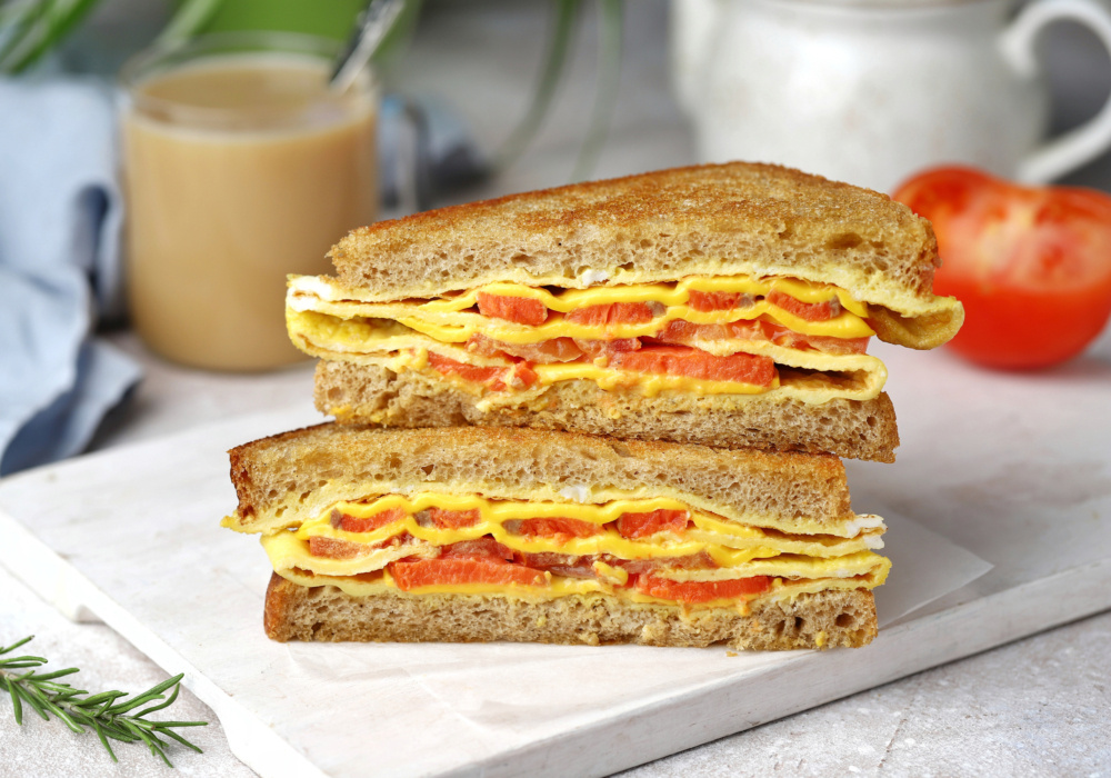 Отличная версия завтрака - теплый сэндвич с яйцом и рыбой. Сытный и нежный сэндвич, начинку которого можно варьировать по своему вкусу.