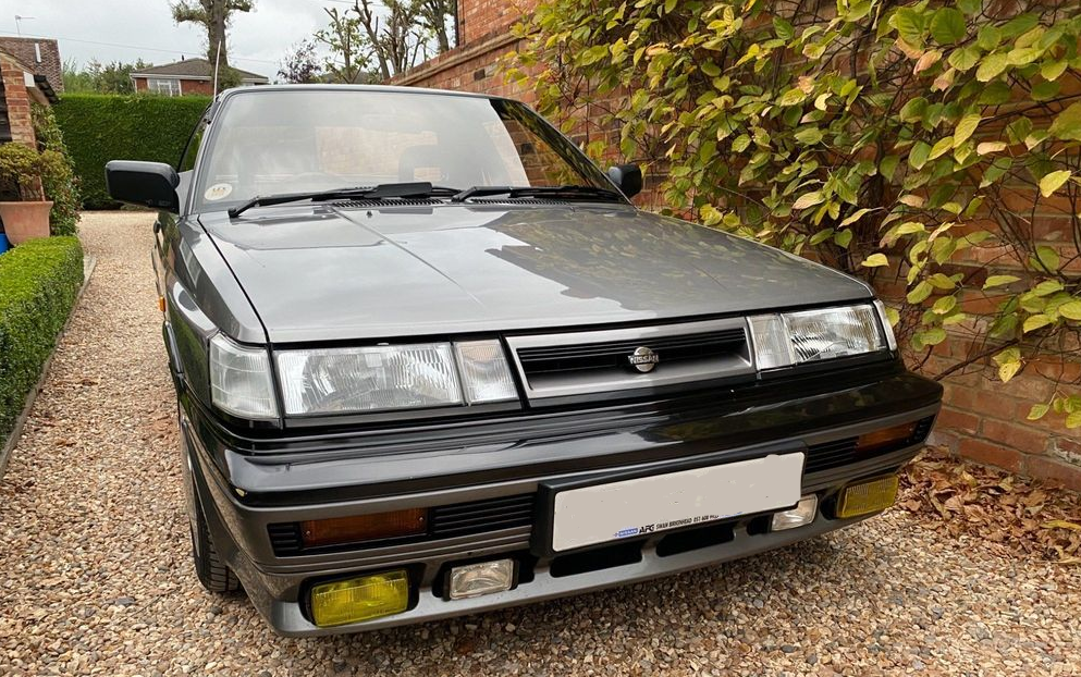 Спереди авто выглядит довольно агрессивно