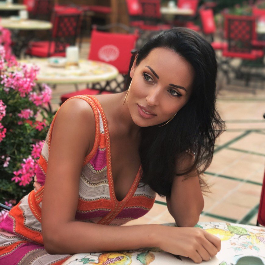 Песня "Душа влюблена". 
Вечер приходит
В наши дома,
Грусть моя уходит
Раз и навсегда.
Одиночество моё
Со мной идёт,
Вижу твоё лицо,
Час встречи пробьёт.
Одиночество моё
Со мной идёт,
Вижу твоё лицо,
Час встречи пробьёт.

В твоей улыбке мечта,
Голос твой поражает,
Силуэт вижу неземной,
Нежность в душе.
Свет небес нас освещает,
Прекрасны твои глаза,
Пленён красотой,
Встреча наша во сне.
Пленён красотой,
Встреча наша во сне.

Снег искрится
На бескрайних полях.
Встреча снится,
Снег на ветвях.
Мы идём вдвоём,
Светит луна,
Любовь в сердце моём,
Душа влюблена.
Мы идём вдвоём,
Светит луна,
Любовь в сердце моём,
Душа влюблена.

19.11.2015 год.