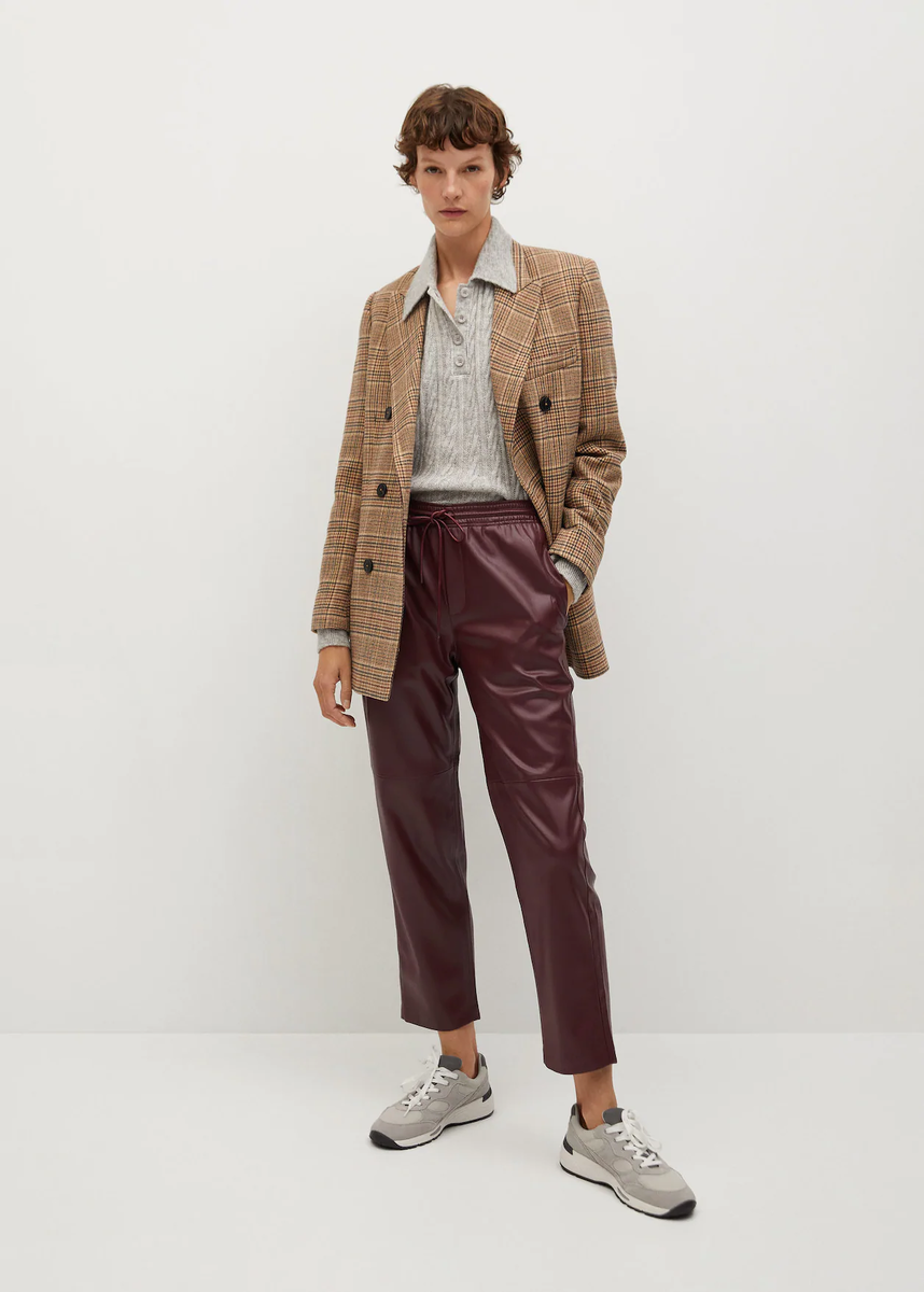 100% полиэстер. Подкладка: 100% полиэстер. Покpытие: 100% полиуретан. https://shop.mango.com/ru