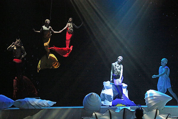 А следом - и ее сестры.