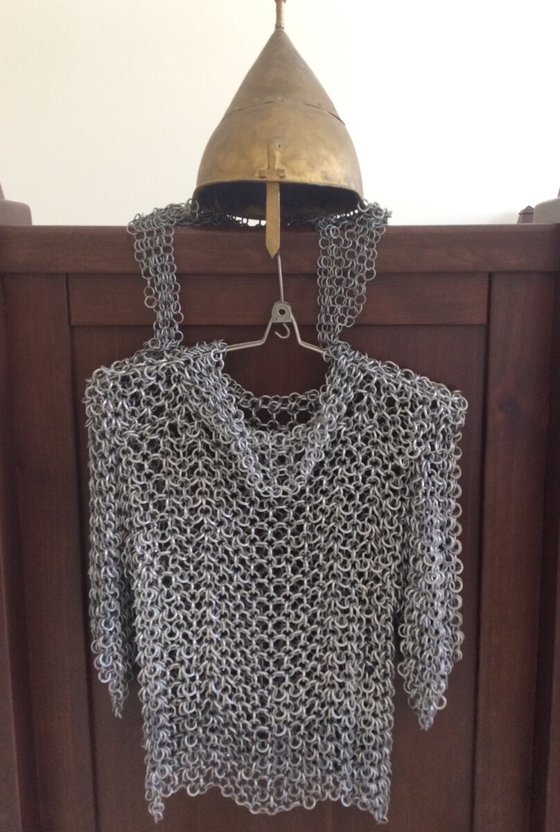 Шелом богатырский, да кольчуга, сплетенная отцом моим из колец чудесных, алюминиевых, для костюма новогоднего. А было мне в ту порушку годков столько же, сколько и дочери моей в момент написания  былины сей. Фото автора.