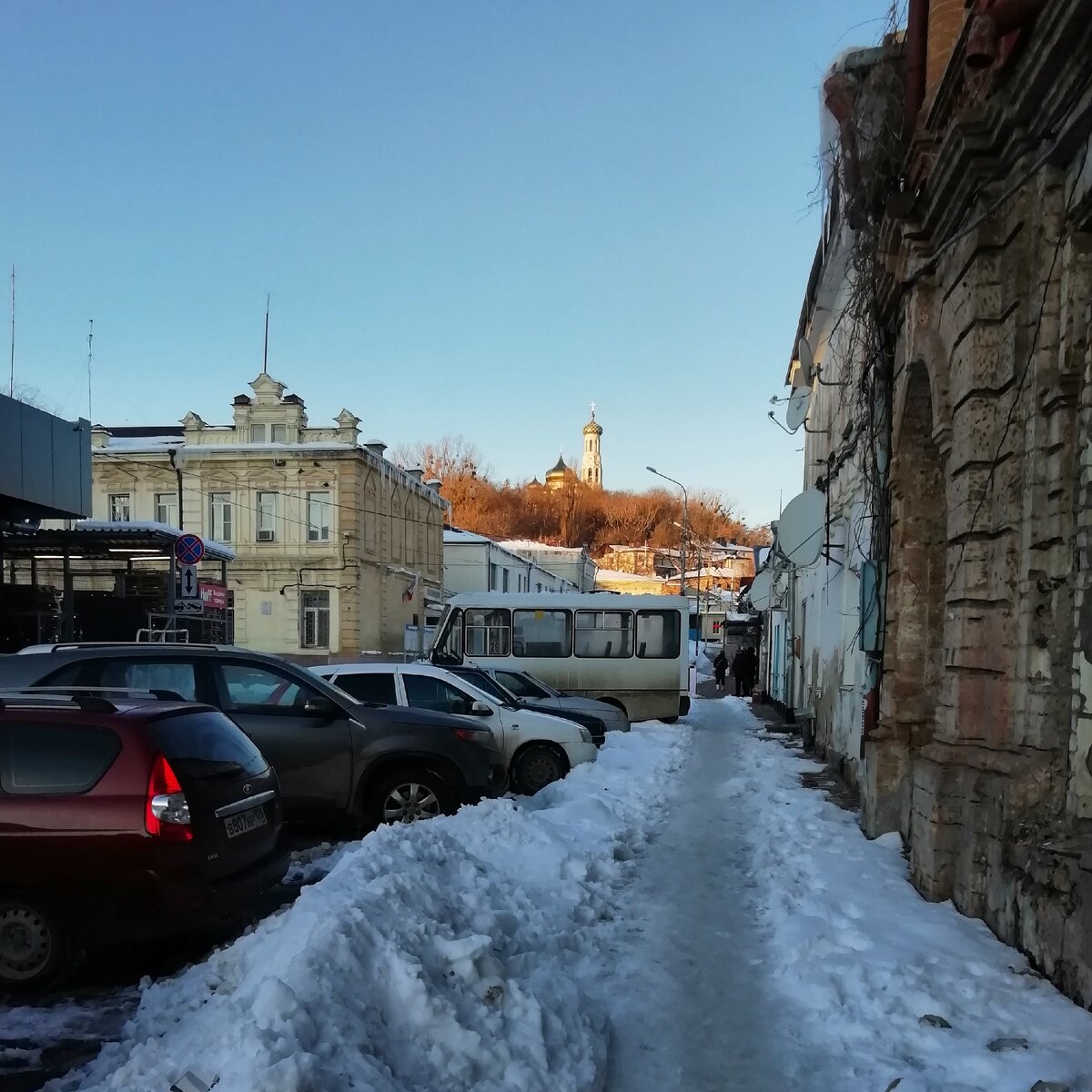 По какой бы улице в районе Нижнего рынка я ни пошла, в какой бы дворик ни заглянула, колокольня с куполом, напоминавшим купола собора Василия Блаженного, приковывала взгляд