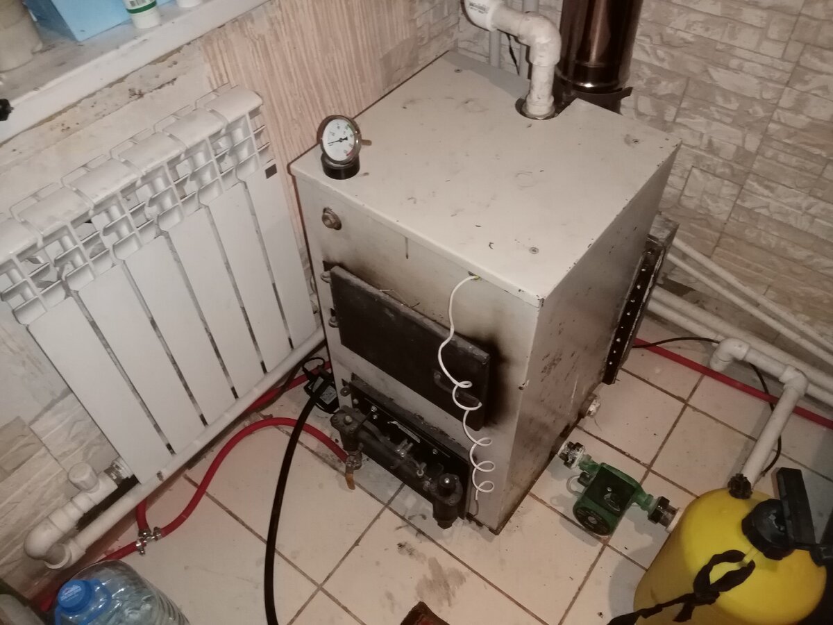 Стало,видно вынутый из посадочного гнезда датчик температуры,еще не отмыт от эксперементов с дровами но уже установлена газовая горелка