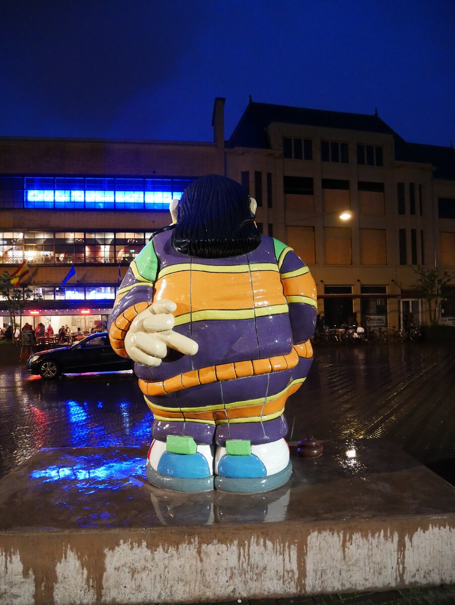 Пухляш отгоняет холода особым жестом... И считает, что он все делает правильно