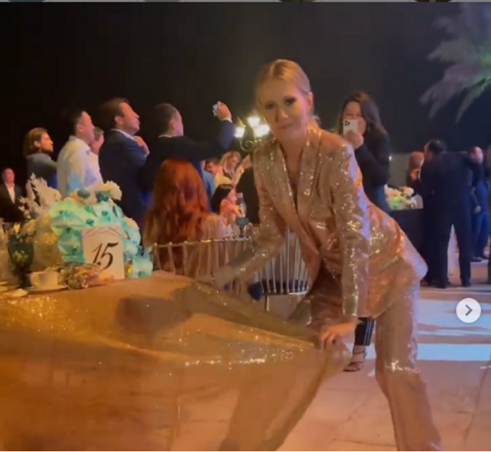 Платье собчак на вечеринке. Ксения собчак на мероприятии. Ксения собчак в юбке. Ксения собчак опозорилась. Босая ксения собчак.